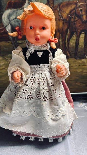 Beeldje - Drei Vintage-Spielzeugpuppen mit Holzwagen (3) -