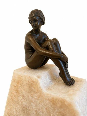 sculptuur, Elegante Jonge Dame op Albast Sokkel – Bronzen