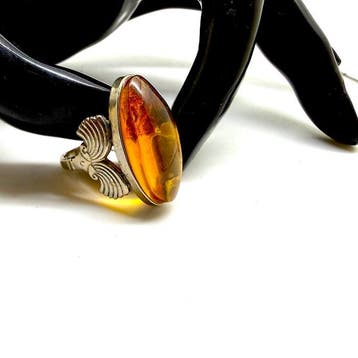 Oude ambachtelijke ring met natuurlijke Baltische barnsteen