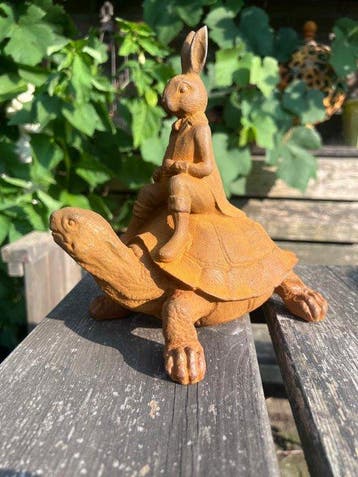 Decoratief ornament - Europa - Schildpad met konijn
