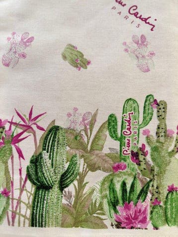 Elegante bloemrijke tafelkleed met cactus, ontworpen door