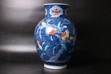 Vase Nabeshima bleu et blanc à grenade, Seizan Gama -