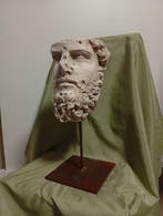 Kalkstenen replika van het hoofd van de oude Romeinse keizer