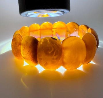 Ancien bracelet manchette en ambre naturel baltique,
