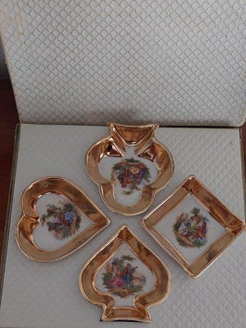 Limoges - Plateau (4) - Assiettes en porcelaine à motifs de