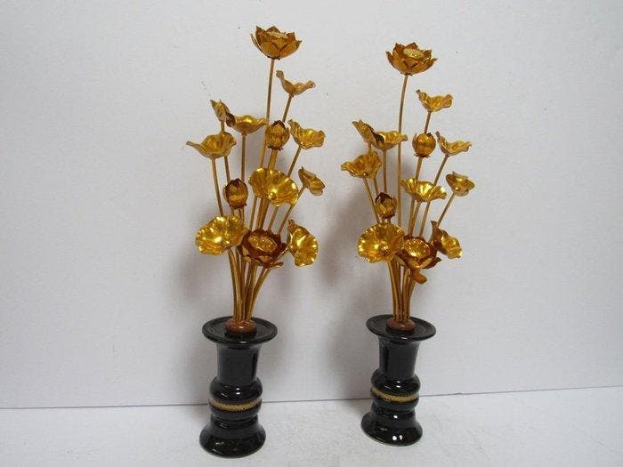 Een paar Jyôka  (vergulde tempelbloemen - lotus) met, Antiek en Kunst, Antiek | Overige Antiek