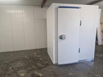 Vriescel 170 x 110 x 211 cm stekker klaar