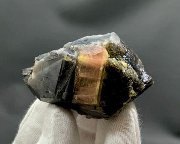 Specimen de cristal de tourmaline couleur rose, 640 carats,