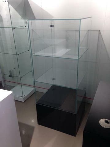 Gebruikte GLOSSY vitrinekast met GLOSSY ZWARTE onderkast, Ophalen of Verzenden