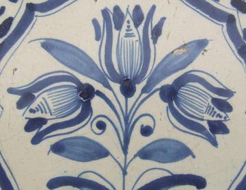 Tegel - Drie Tulp in Accolade omlijsting. - 1650-1700, Antiek en Kunst