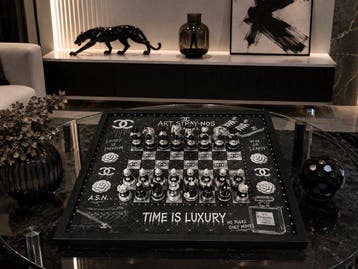 Art Stray-Nos - News  THE CHESS OF LUXURY CHANEL : King