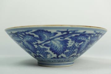 Blauw-wit Druivenblad-conische Kom - Porselein - China -, Antiek en Kunst