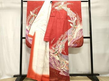 Karmozijnrood Furisode-kimono met vliegende feniks en