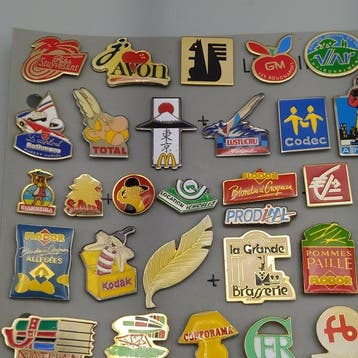 Themacollectie - Partij van 200 vintage pins – Collectie met