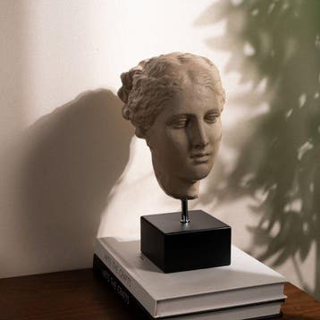sculptuur, Classical female head—a resin bust inspired by
