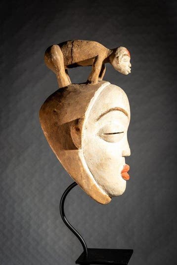 Masque Punu à figure accroupie surmontant la coiffe, bois