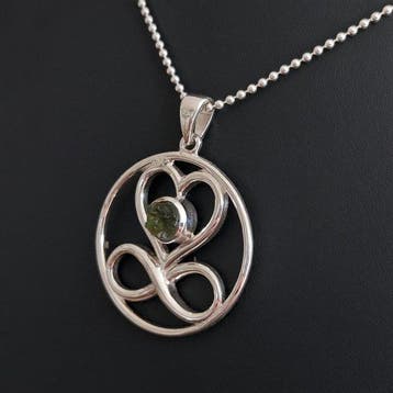 MOLDAVITE. Hanger met Oneindigheidshart en bijpassende
