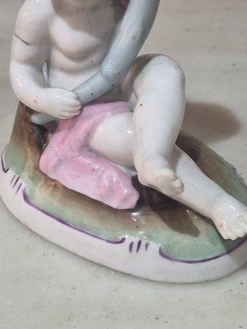 Lámpara de aceite con querubín, porcelana alemana - Beeldje