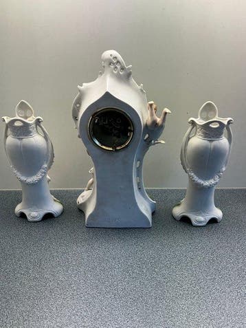 Klok en garnituur set (3) - Art Deco - Biscuit porselein -