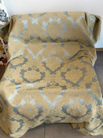 Barok jacquardweefsel in poederblauw en antiek goud –