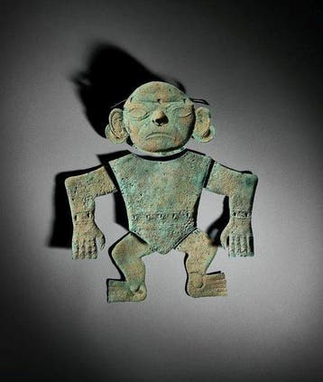Oud Moche-koper staande krijger of beschermfiguur in