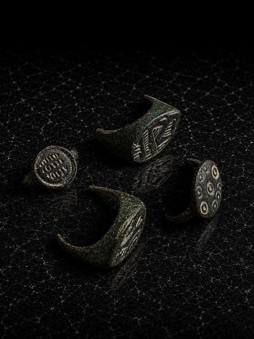 Middeleeuws Brons Ring - 10e tot 13e eeuw na Christus, Antiek en Kunst, Antiek | Overige Antiek