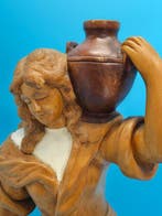 Beeld, Rustikale Holzskulptur Frau mit Krügen –, Antiquités & Art, Antiquités | Céramique & Poterie