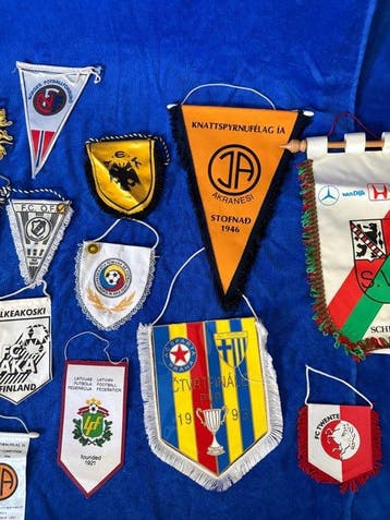 Voetbalmemorabilia - Grote verzameling van 28x Vintage