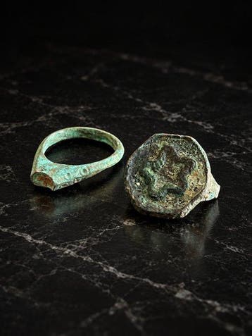 Middeleeuws Brons Groep van twee vingerringen met, Antiek en Kunst