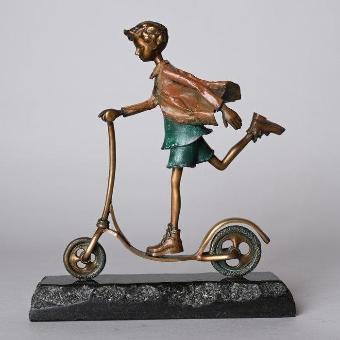 Pawe Erazmus - On a scooter - bronze, Antiek en Kunst, Kunst | Designobjecten