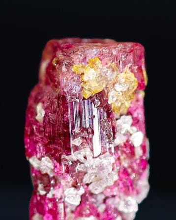 Cristal rubélite rose vif • 15,80 ct • agrégats