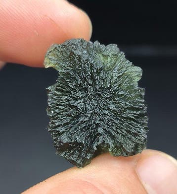 Moldaviet uit Chlum, Zuid-Bohemen - Hoogte: 28 mm - Breedte:, Verzamelen, Mineralen en Fossielen