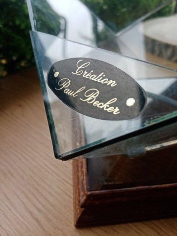Création Paul Becker - Vitrine - Cube en verre, bois