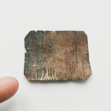 Oud-Indochinese Messing Talisman met plaatkralen en