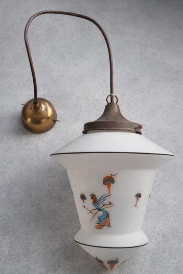 Lampe à suspendre - verre opalin avec décor de coq stylisé -, Antiquités & Art