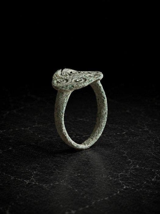 Middeleeuws Brons Ring - 10e tot 13e eeuw na Christus, Antiek en Kunst, Antiek | Overige Antiek