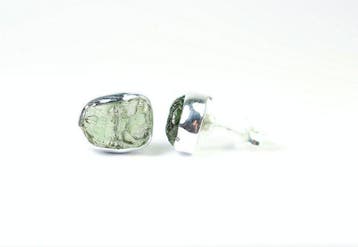 2 Moldavite oorstekers / ruwe / nieuw 925 sterlingzilver -