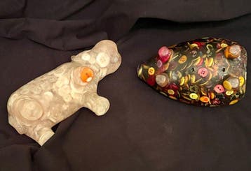 Figuur - Zwei Schweinefiguren mit eingegossenen Knöpfen (2)