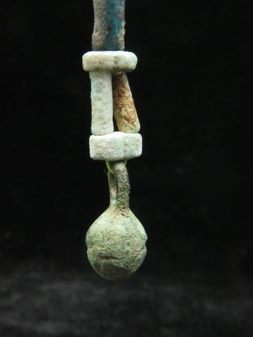 Oud-Egyptisch Oorbellen gemaakt van faience-mummie kralen