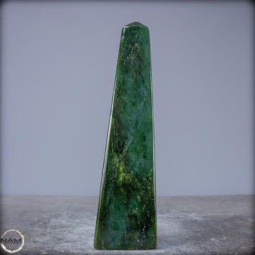 Néphrite jade naturelle de haute qualité Obélisque- 687.78 g, Antiquités & Art