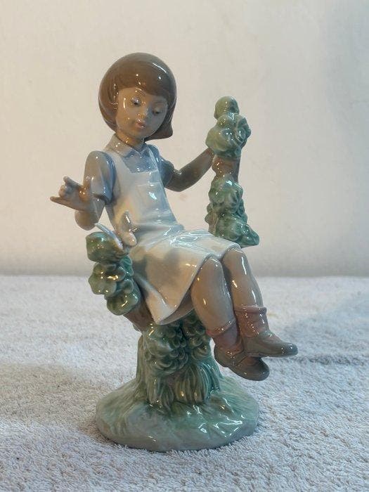 Nao - Beeldje - Meisje op schommel, meisje met hond, meisje, Antiek en Kunst, Antiek | Glaswerk en Kristal