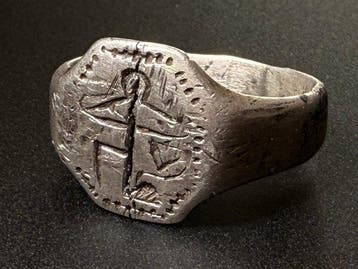 Médiéval Bague en argent, intacte, avec un symbole