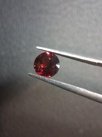 Natural Garnet - Rhodolite - 1.023 ct - round faceted - red, Verzenden