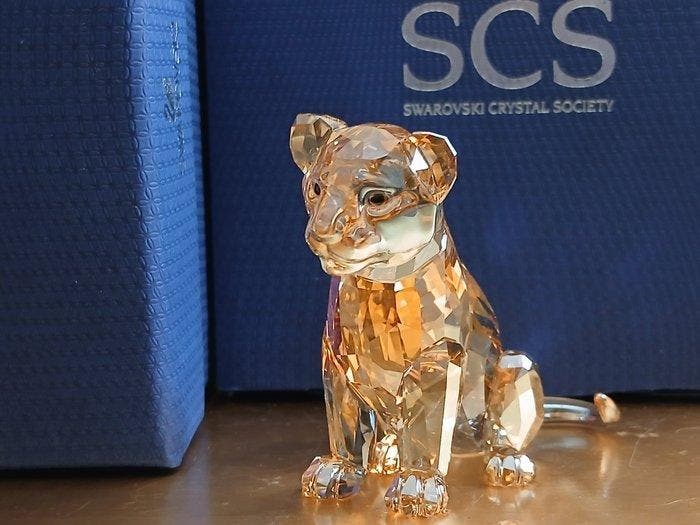 Swarovski - Heinz Tabertshofer - Figuur - SCS Löwenbaby, Antiek en Kunst, Curiosa en Brocante