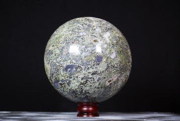 Agate mousse verte naturelle grande sphère – motifs