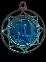 Fascinant pendentif dévotionnel représentant la Vierge