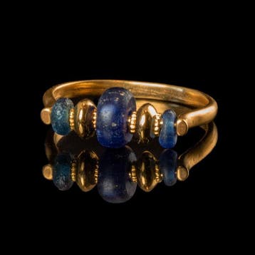 Oud-Romeins, Keizerrijk Ring met Romeinse blauwe glaskralen