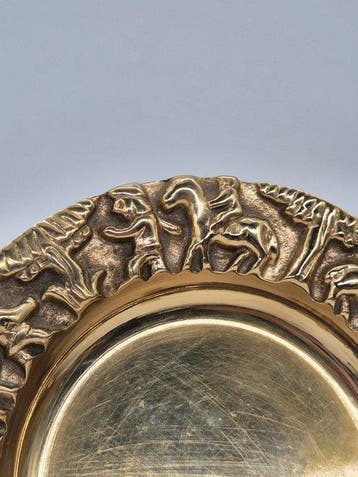 Schotel - Messing-Zierteller – Kleiner Reliefteller mit, Antiek en Kunst