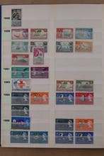 Monde 1877/1984 - Collection en cinq stockbooks, Timbres & Monnaies