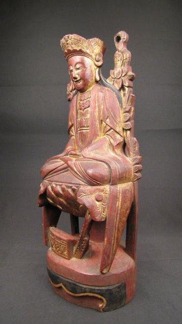 Grote Guanyin-beeld in meditatiehouding op een lotuspodium -